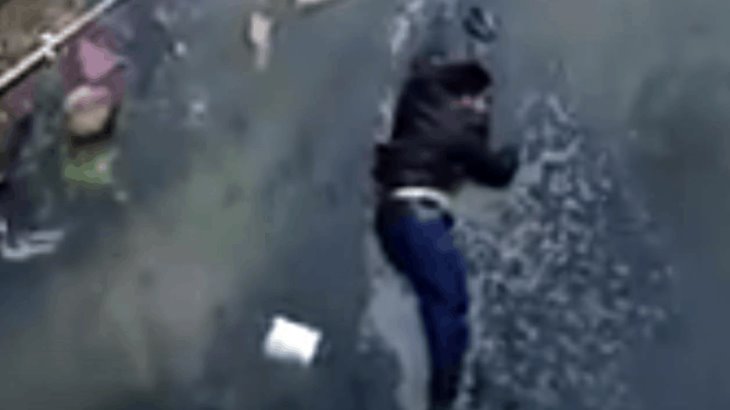 Obligan a presunto ladrón a arrojarse de un puente en San Cristóbal de las Casas Obligan a presunto ladrón a arrojarse de un puente en San Cristóbal de las Casas
