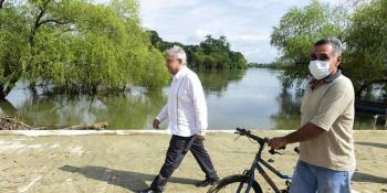 Regresa presidente a su natal Tepetitán, Macuspana, que es afectada por las inundaciones 