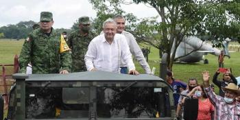 ´Me he mojado siempre´, responde Obrador a críticas por no recorrer zonas inundadas 