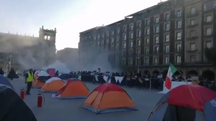 Entre golpes y petardos se enfrentan ProAMLO y FRENAAA en el Zócalo, no hay detenidos Entre golpes y petardos se enfrentan ProAMLO y FRENAAA en el Zócalo, no hay detenidos