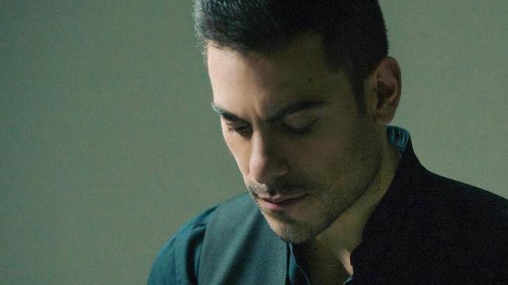 Carlos Rivera fuera de los Latin Grammy, ya no será el presentador tras contacto con persona positiva a covid Carlos Rivera fuera de los Latin Grammy, ya no será el presentador tras contacto con persona positiva a covid