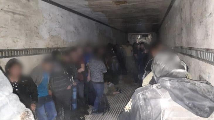 Rescata el INM a migrantes que viajaban hacinados en dos unidades pesadas; una fue detenida en Nuevo León y la otra en Veracruz Rescata el INM a migrantes que viajaban hacinados en dos unidades pesadas; una fue detenida en Nuevo León y la otra en Veracruz