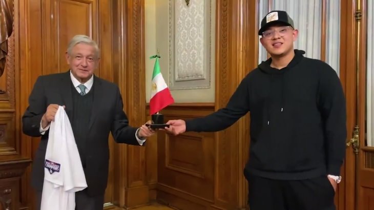 Regala Julio Urías jersey de los campeones Dodgers de Los Ángeles a AMLO Regala Julio Urías jersey de los campeones Dodgers de Los Ángeles a AMLO