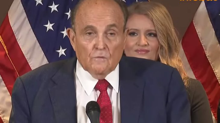 Rudy Giuliani, abogado de Donald Trump, suda el "tinte" durante conferencia de prensa Rudy Giuliani, abogado de Donald Trump, suda el "tinte" durante conferencia de prensa