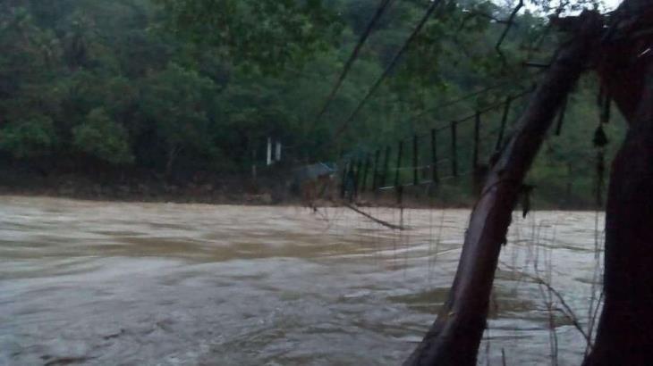 Improvisan tirolesa en comunidad de Tacotalpa, luego de que el río Oxolotán arrastrara puente colgante Improvisan tirolesa en comunidad de Tacotalpa, luego de que el río Oxolotán arrastrara puente colgante