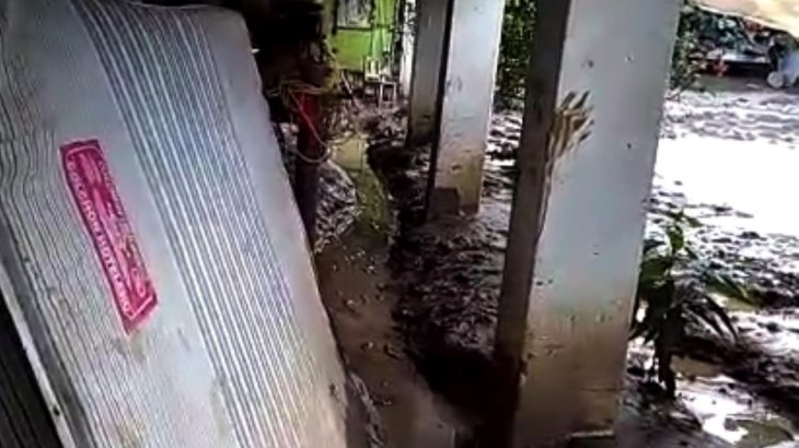 Piden ayuda a las autoridades para sacar lodo de las casas en la ranchería La Unión de Jalapa Piden ayuda a las autoridades para sacar lodo de las casas en la ranchería La Unión de Jalapa