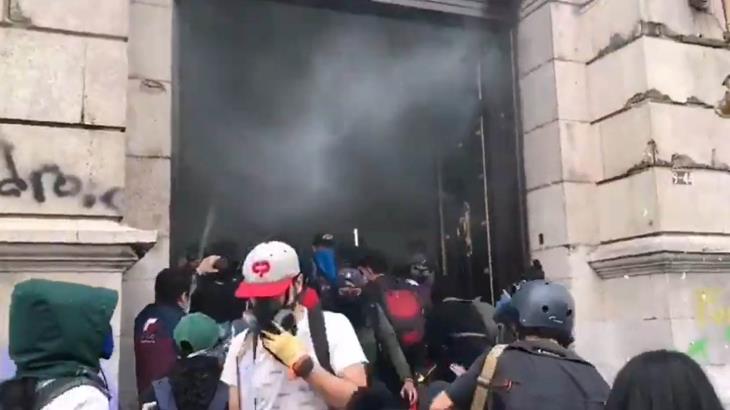 Toman Congreso de Guatemala y le prenden fuego durante manifestación Toman Congreso de Guatemala y le prenden fuego durante manifestación