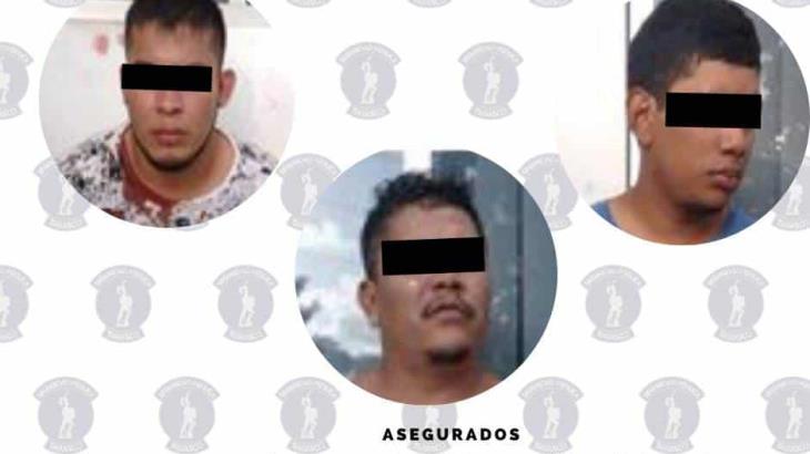 Detienen a tres sujetos señalados como responsables de narcomenudeo en Villahermosa Detienen a tres sujetos señalados como responsables de narcomenudeo en Villahermosa
