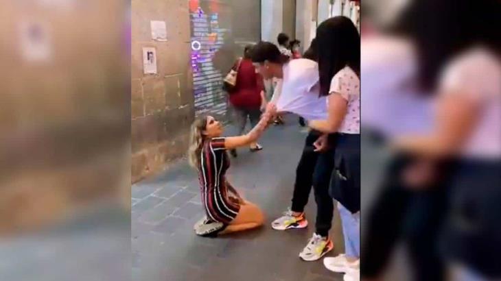 Mujer se arrodilla para su que ex pareja vuelva con ella; video se hace viral Mujer se arrodilla para su que ex pareja vuelva con ella; video se hace viral