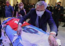 Entre enfrentamientos de policías con hinchas, polémica y un funeral íntimo, así se va Maradona Entre enfrentamientos de policías con hinchas, polémica y un funeral íntimo, así se va Maradona