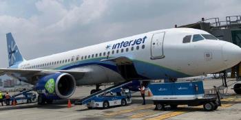 Protestan trabajadores de Interjet en Palacio Nacional, piden intervención de AMLO para evitar el quiebre de la empresa