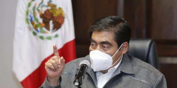 Vuelvan a confinarse, no es un fin de año para posadas y brindis señala gobernador de Puebla