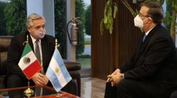 Arriba a México el presidente de Argentina; "tu presencia subraya la hermandad entre los pueblos mexicano y argentino" le dice Ebrard al recibirlo 
