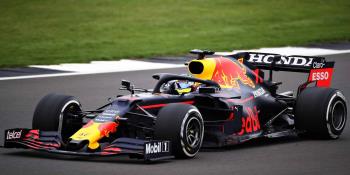 Checo Pérez estrena nuevo vehículo y presume casco ´a la mexicana´