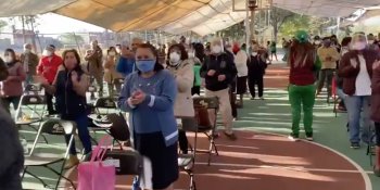 Abuelitos se ponen a bailar mientras esperan su vacuna