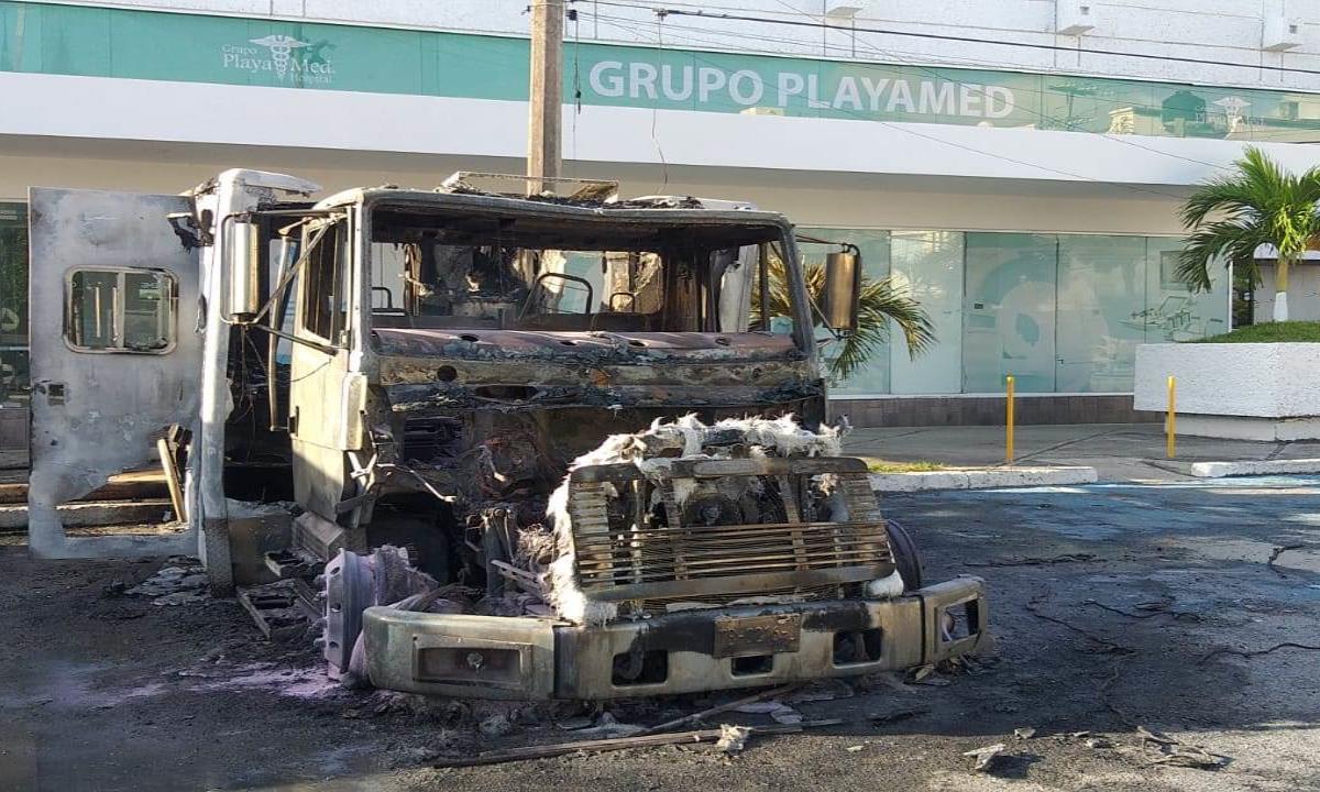 Queman ambulancia de hospital en Cancún; trasciende que se negó a pagar  derecho de piso