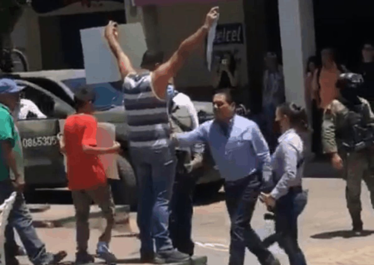 Captan a Silvano Aureoles gobernador de Michoacán, agrediendo a una persona que se manifiesta