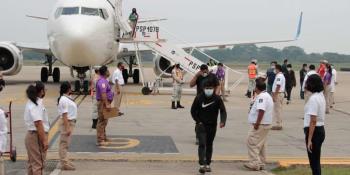 Llegan al aeropuerto de Villahermosa 102 mexicanos repatriados desde Laredo, Texas
