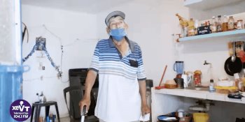 A sus 79 años vende dulces, y sueña con comprar un aparato auditivo