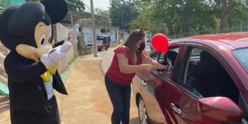 Con caravana vehicular kínder de Centro celebra el Día del Niño a sus estudiantes