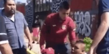 Video: Futbolistas de Cruz Azul atienden a joven atropellado