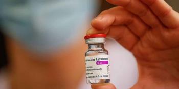 Libera Cofepris primer lote de vacuna AstraZeneca envasada en México