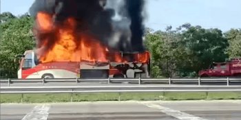 Se incendia autobús sobre la Vhsa – Cárdenas; no hubieron lesionados