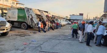 Por falta de pagos en horas extras paralizan trabajadores recolección de basura en Centro