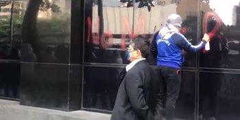 Normalistas protestan en el edificio de la FGR para exigir liberación de detenidos