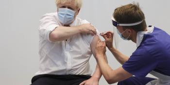 Boris Johnson completa esquema de vacunación