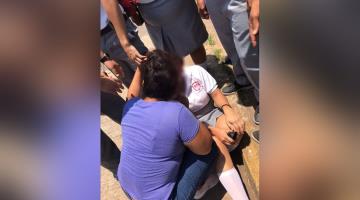 Señora en Parrilla toma del pelo a estudiante del Cobatab mientras joven la patea en el suelo