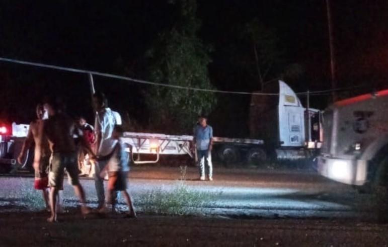Tráiler atropella a 5 personas que se dirigían a fiesta de quince años en Cunduacán Tráiler atropella a 5 personas que se dirigían a fiesta de quince años en Cunduacán