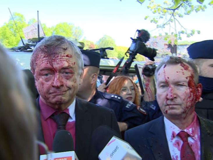 Arrojan pintura roja a embajador de Rusia en Polonia en protesta por invasión a Ucrania Arrojan pintura roja a embajador de Rusia en Polonia en protesta por invasión a Ucrania