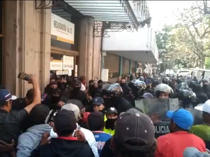 Enfrentamiento entre pepenadores y antimotines en Guadalajara deja 67 detenidos y 7 lesionados Enfrentamiento entre pepenadores y antimotines en Guadalajara deja 67 detenidos y 7 lesionados