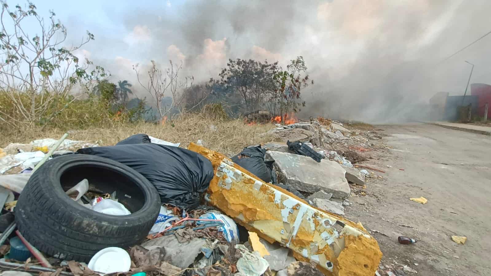 Se incendia basurero clandestino en Villahermosa 