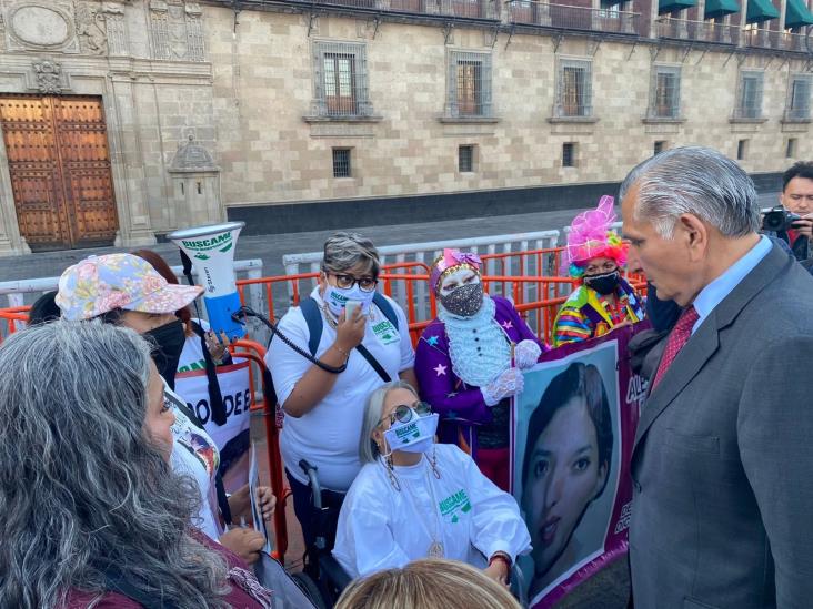 Atiende Adán Augusto a madres buscadoras afuera de Palacio Nacional Atiende Adán Augusto a madres buscadoras afuera de Palacio Nacional