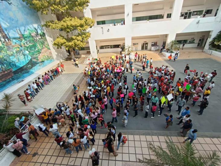 Con porras y arengas, delegados designados entregan documentación para oficializar su nombramiento Con porras y arengas, delegados designados entregan documentación para oficializar su nombramiento