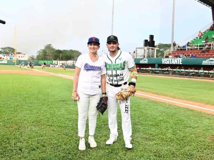 En honor a las madres tabasqueñas, Presidenta del DIF lanza pelotazo inicial en partido de Los Olmecas En honor a las madres tabasqueñas, Presidenta del DIF lanza pelotazo inicial en partido de Los Olmecas