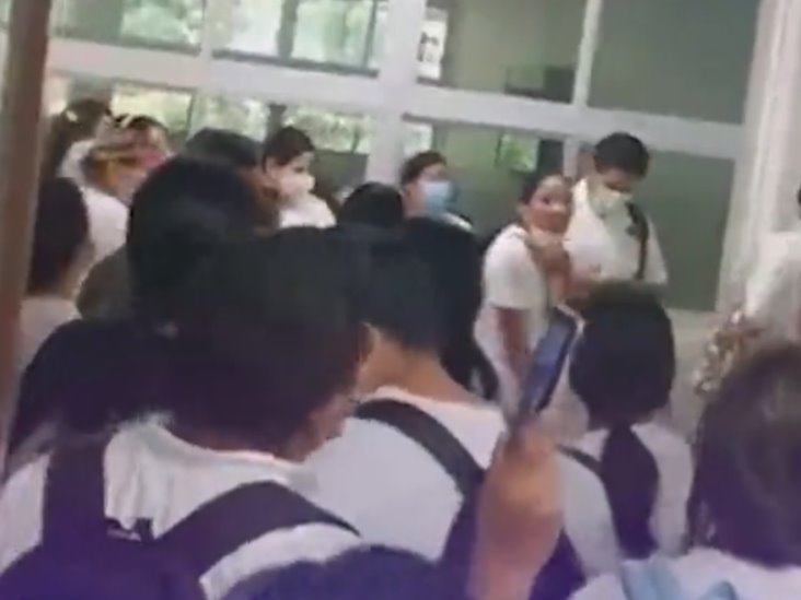Protestan estudiantes de la UJAT por falta de acondicionamiento a clínicas odontológicas Protestan estudiantes de la UJAT por falta de acondicionamiento a clínicas odontológicas