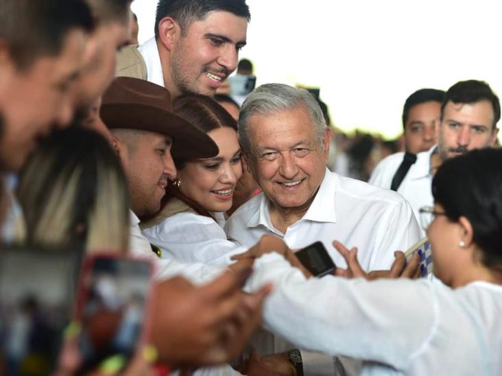 Revira AMLO a Lilly Téllez por llamarlo ‘enano entre gigantes y enorme entre tiranos’ Revira AMLO a Lilly Téllez por llamarlo ‘enano entre gigantes y enorme entre tiranos’