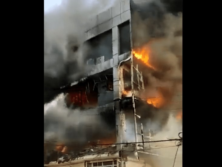 Incendio en edificio comercial en India deja al menos 26 muertos y 12 heridos Incendio en edificio comercial en India deja al menos 26 muertos y 12 heridos