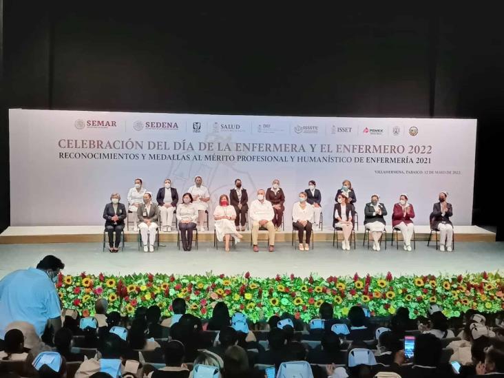 Festejan a enfermeras con entrega de medallas al mérito Festejan a enfermeras con entrega de medallas al mérito