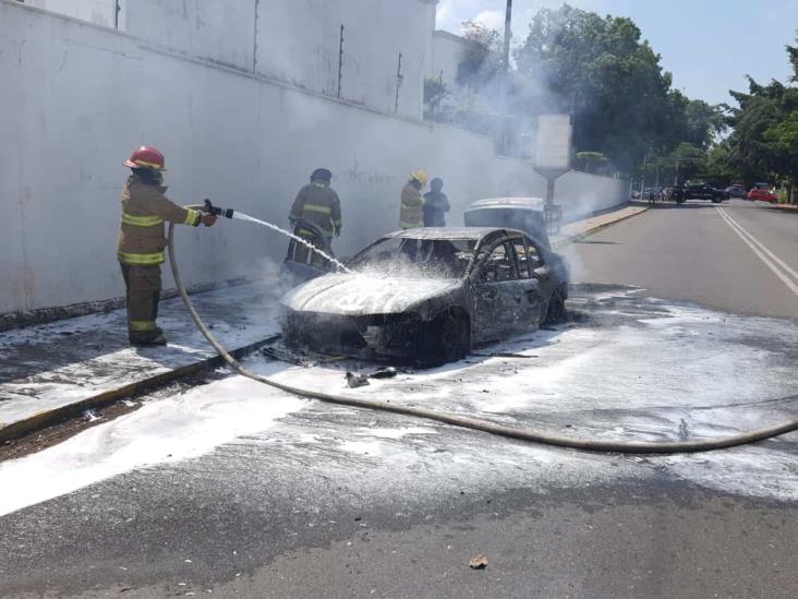 Se incendia auto en Tabasco 2000 y cierran circulación por riesgo Se incendia auto en Tabasco 2000 y cierran circulación por riesgo