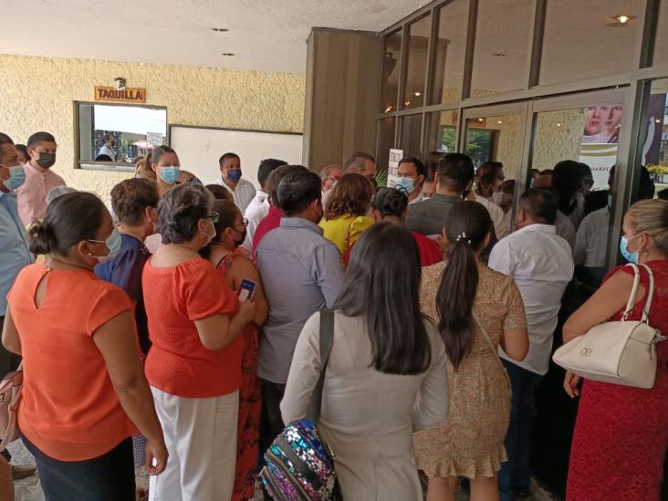 Los iban a premiar por sus años de servicio... pero no los dejan entrar Los iban a premiar por sus años de servicio... pero no los dejan entrar