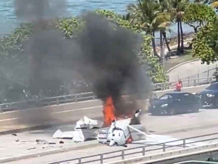 Cae avioneta en puente de Miami; hay seis heridos Cae avioneta en puente de Miami; hay seis heridos