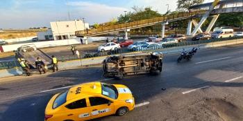 Vuelca camioneta de funeraria en Ruiz Cortines y conductor se da a la fuga