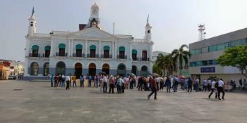 Se plantan extrabajadores frente a Palacio de Gobierno