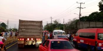 Choque de dos combis provoca caos vial en Playas del Rosario