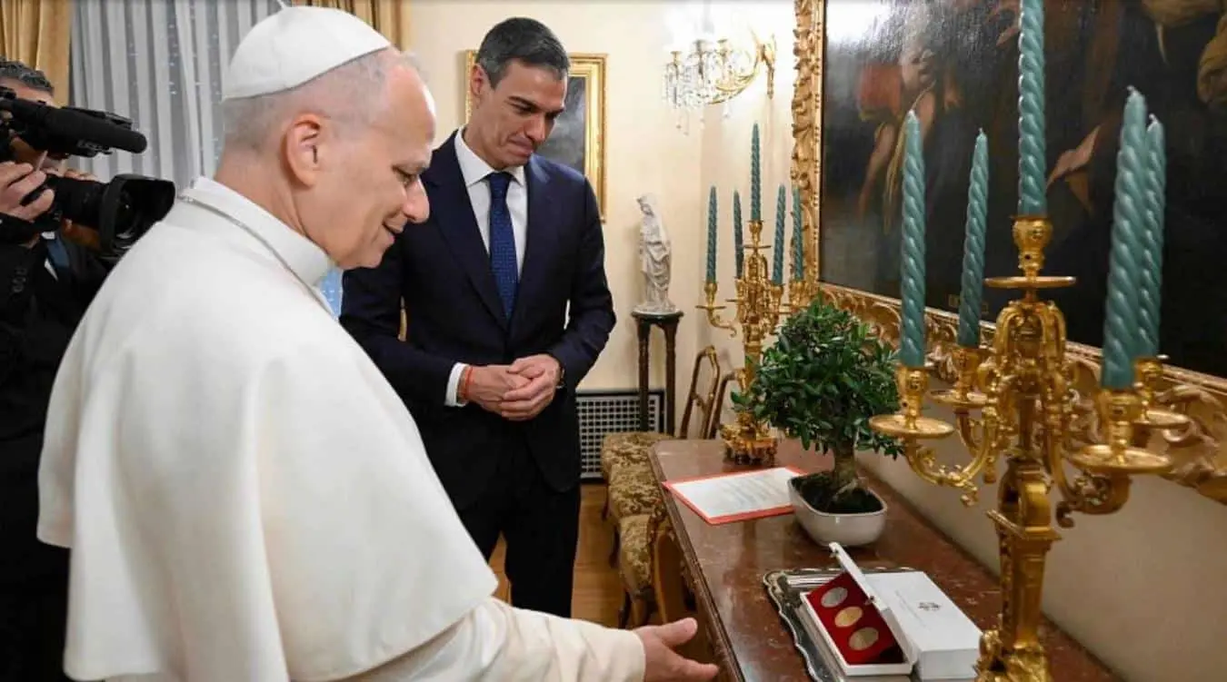 Pedro Sánchez se reúne con el Papa León XIV y le obsequia un olivo milenario
